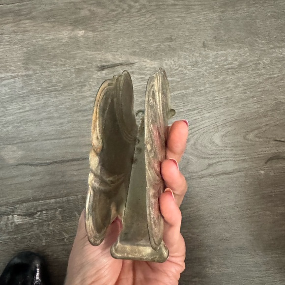 Vintage pewter letter holder or napkin holder with etched floral design - Picture 11 of 11